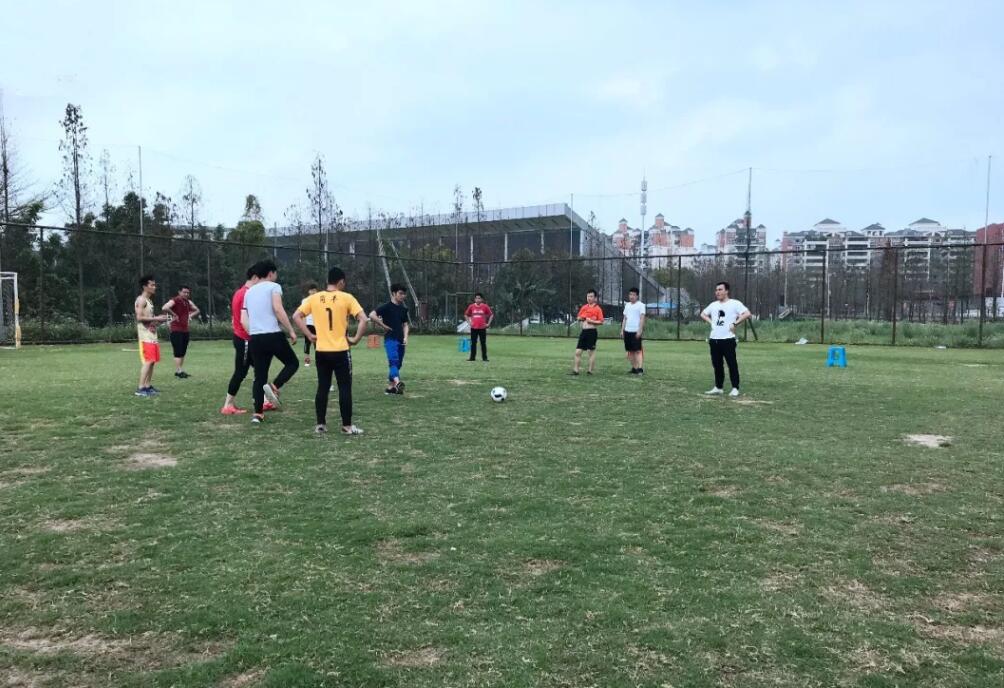 好色先生AVAPP好色先生IOS下载足球比賽